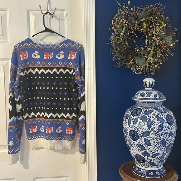 Men’s Geeknet Animal Crossing Holiday Unisex Sweater By Tom Nook Size Small - Picture 6 of 9